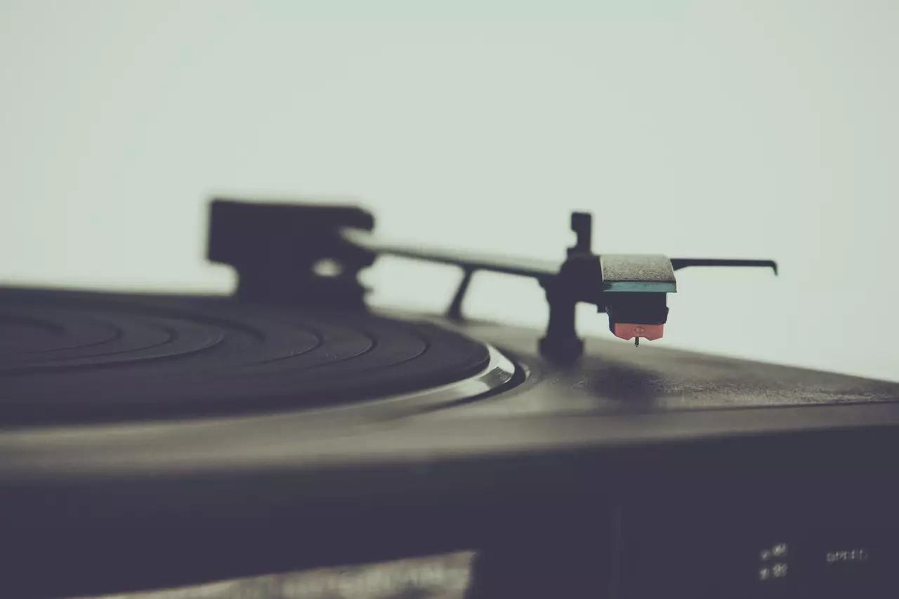 7 Stages to Getting a Record Deal without Hiring a Band Manager featured image