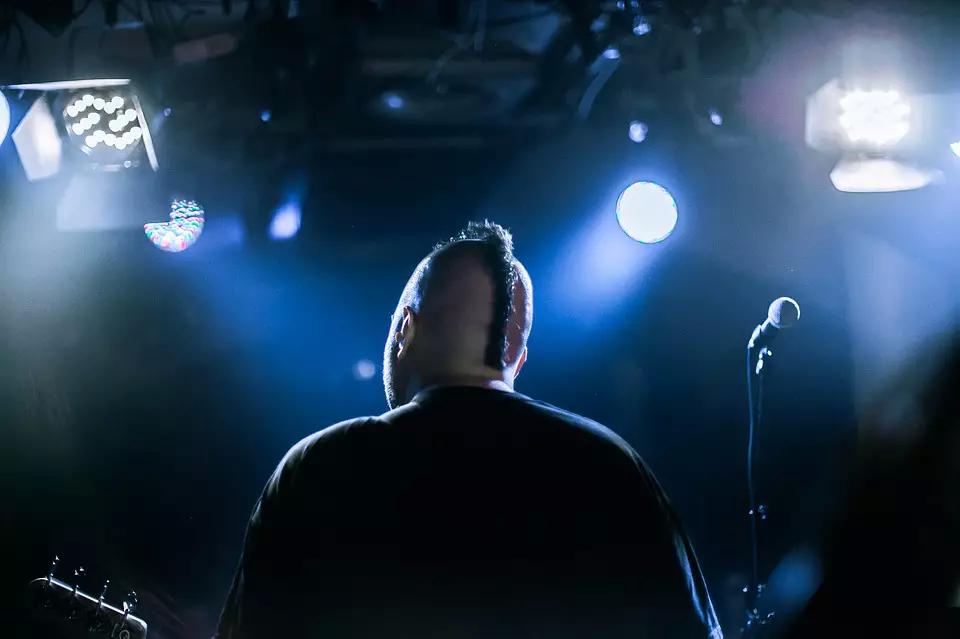How to Negotiate a Contract with a Music Manager featured image