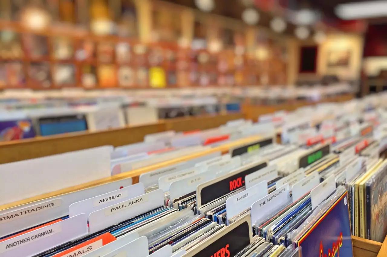 What Should You Know Before Hiring a Friend to Manage Your Band featured image