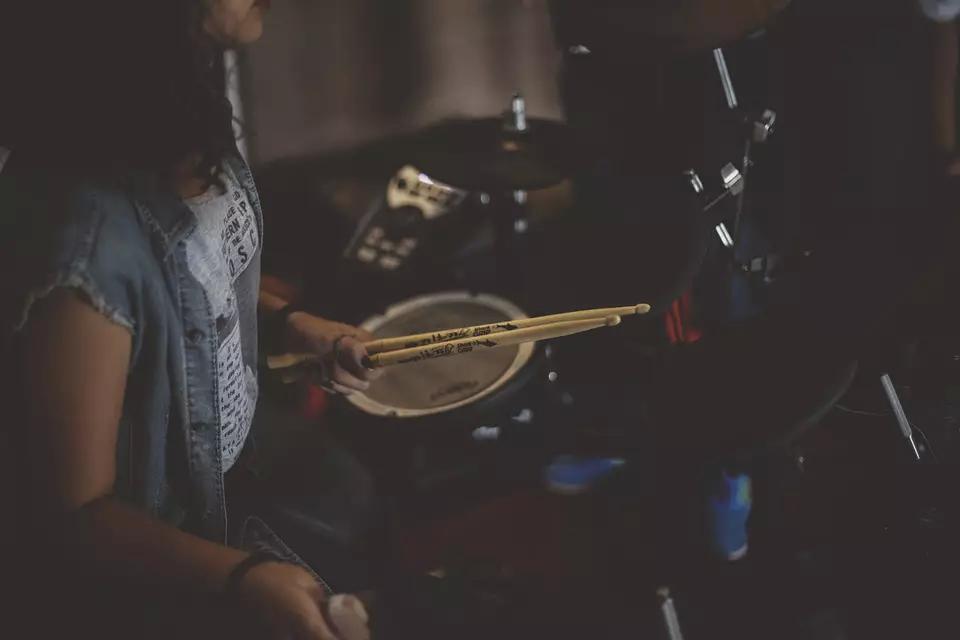 What to Know Before You Sign With a Music Manager featured image
