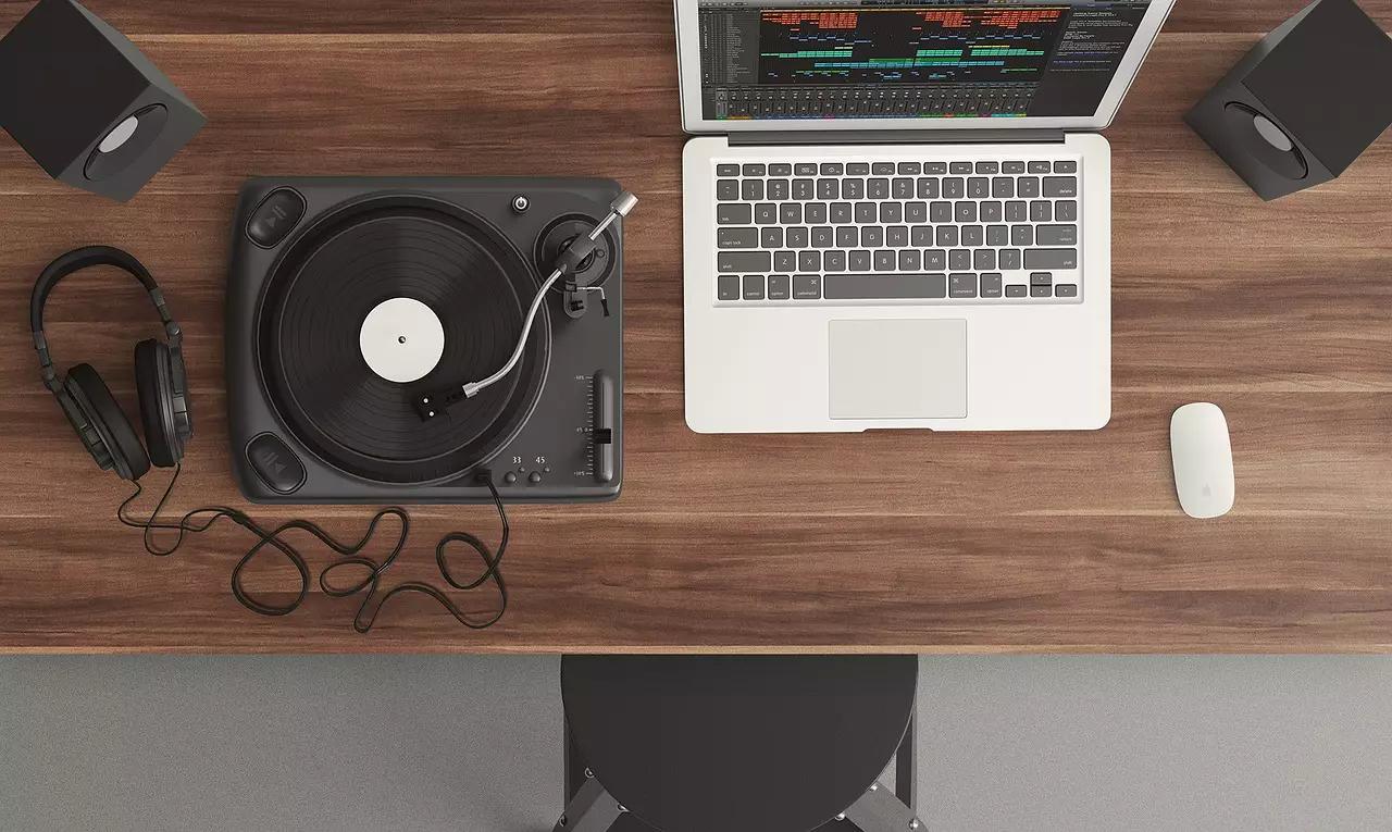 How to Promote Your Music Online with 8 Different Options featured image