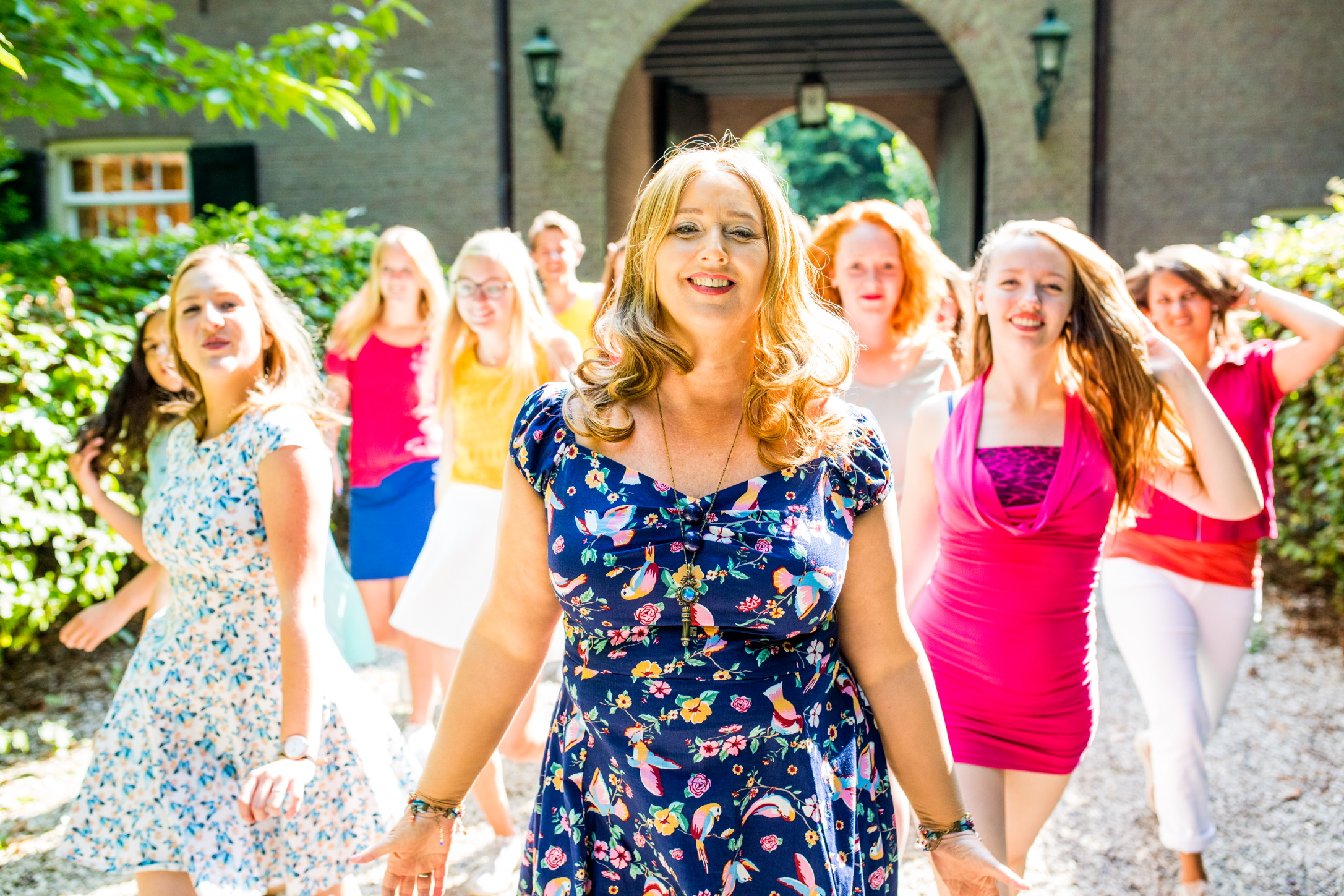 Singer Elisabeth Grey Just Wants Her Listeners To Smile featured image