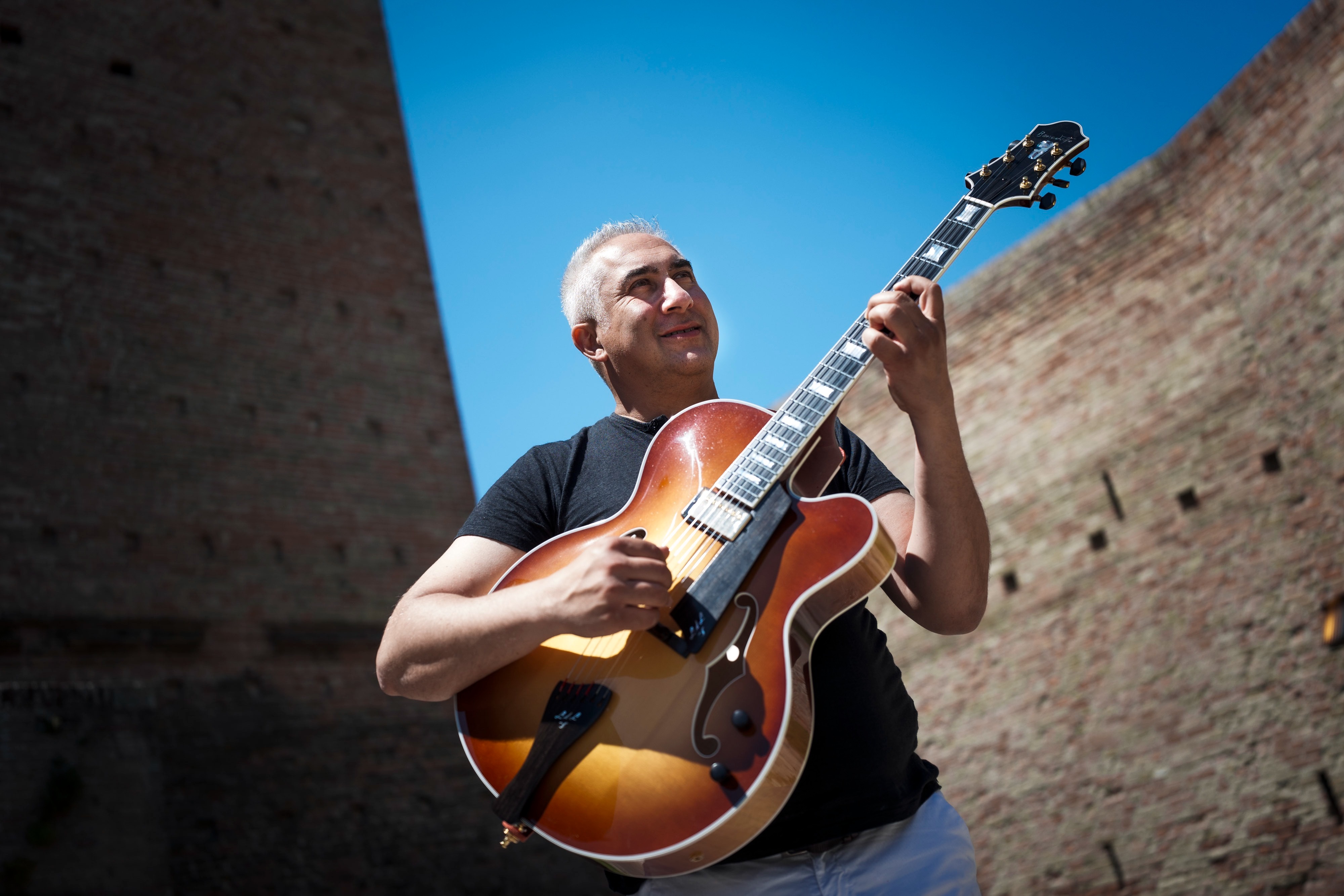 Italian Jazz Guitarist Luca di Luzio Presents Pulsating Jazz Fusion ‘Never Give Up’ featured image