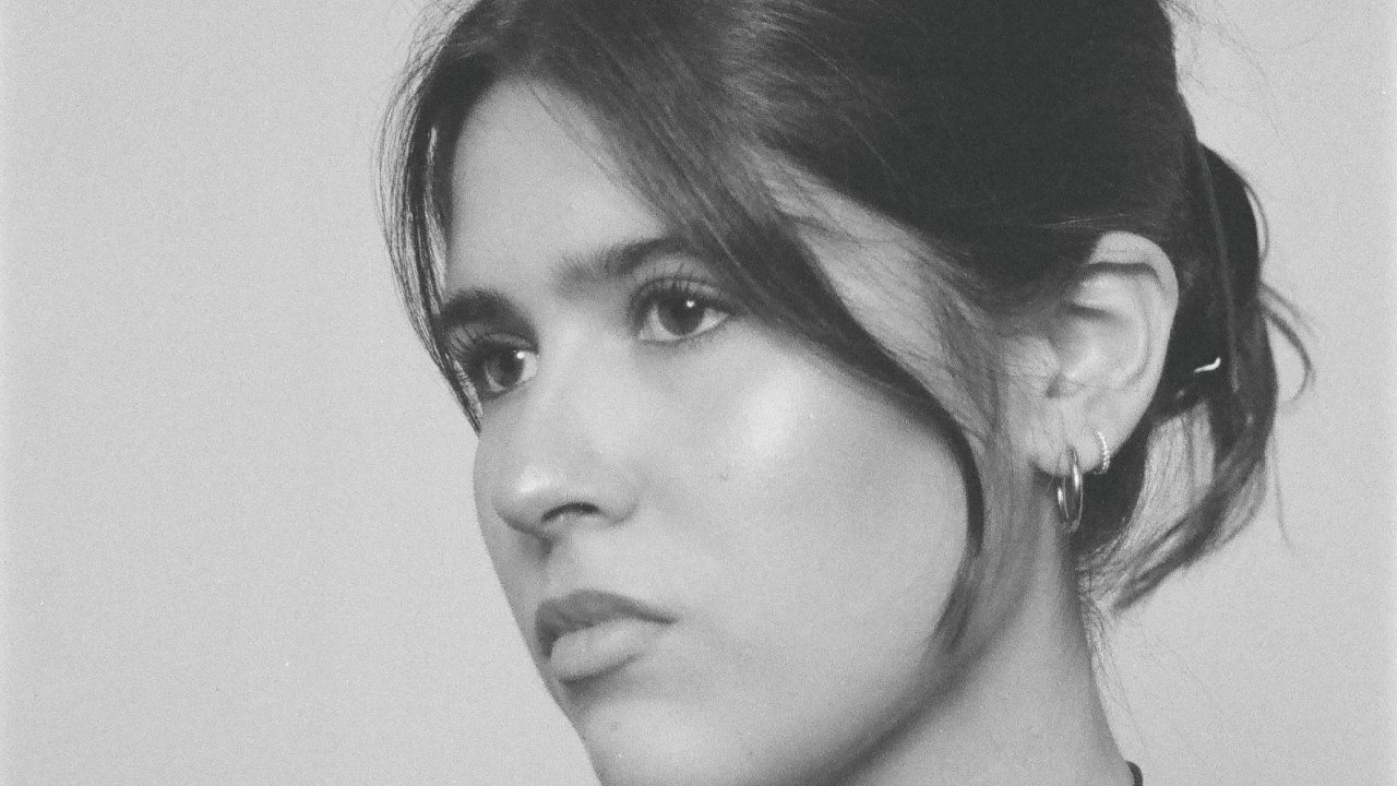 Sofia Sampaio Blends Brazilian Rhythms with 90s Rock Sensibilities in New Pop Anthems featured image